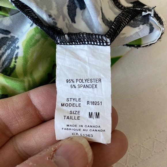 Brochure Women's Abstract Off-Center V-neck Ruffled Sleeveless Satin Blouse Med - Picture 7 of 11